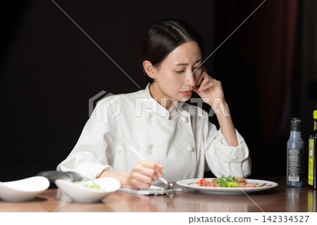 Female chef Female chef 142334527