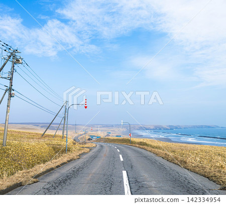 A view from the North Pacific Seaside Line in winter, where you feel like you're speeding along with the wind in your hair. A view from the North Pacific Seaside Line in winter, where you feel like you're speeding along with the wind in your hair. 142334954