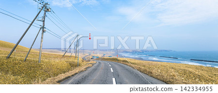 A view from the North Pacific Seaside Line in winter, where you feel like you're speeding along with the wind in your hair. A view from the North Pacific Seaside Line in winter, where you feel like you're speeding along with the wind in your hair. 142334955