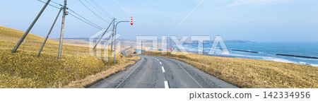 A view from the North Pacific Seaside Line in winter, where you feel like you're speeding along with the wind in your hair. A view from the North Pacific Seaside Line in winter, where you feel like you're speeding along with the wind in your hair. 142334956