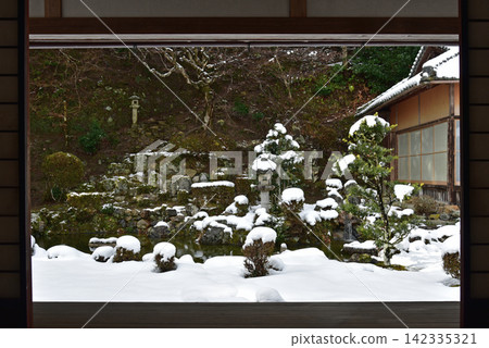 Shiga Saikyo Temple訪客的花園冬天 142335321