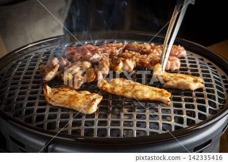 炭火烤牛肉，這道肉類菜餚因在熾熱的木炭上烤製而散發出濃鬱的香味，味道鮮美。 142335416