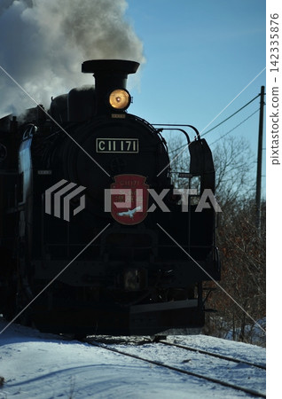 C11 171 SL 冬季沼澤地列車強勁地駛過白雪皚皚的平原。 C11 171 SL 冬季沼澤地列車強勁地駛過白雪皚皚的平原。 142335876