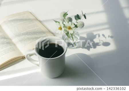 晨光和花影,與咖啡和書一起享受寧靜時光。 晨光和花影,與咖啡和書一起享受寧靜時光。 142336102