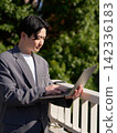 Business people working outdoors in office districts 142336183