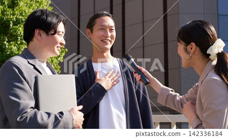 一名男性辦公室職員正在接受採訪並回答問題。 142336184