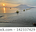 晨曦灑在大海和櫻島火山上。 142337429