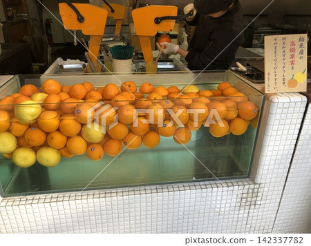 市面上陳列的柑橘類水果 市面上陳列的柑橘類水果 142337782
