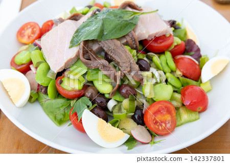 Delicious Niçoise salad in Nice, France Delicious Niçoise salad in Nice, France 142337801