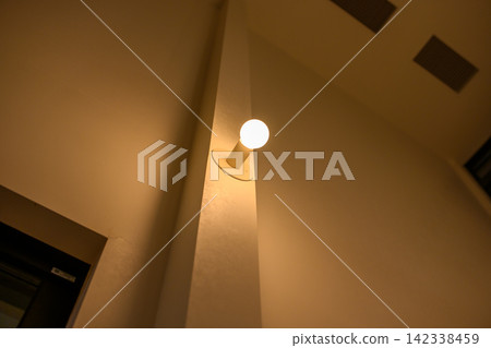 角落安裝著裸露的燈泡 角落安裝著裸露的燈泡 142338459
