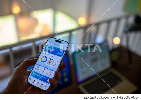 在智慧型手機上查看您的財務計劃 在智慧型手機上查看您的財務計劃 142338460