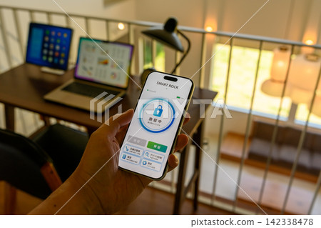 Operate your smart lock with your smartphone Operate your smart lock with your smartphone 142338478