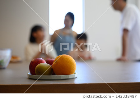 Fruit on a plate and blurred people Fruit on a plate and blurred people 142338487