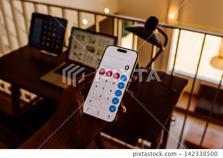 使用智慧型手機上的計算器應用程式 使用智慧型手機上的計算器應用程式 142338500