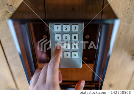 Press the numeric keypad with your finger Press the numeric keypad with your finger 142338568