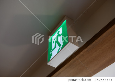 綠色緊急出口指示燈亮起。 綠色緊急出口指示燈亮起。 142338573