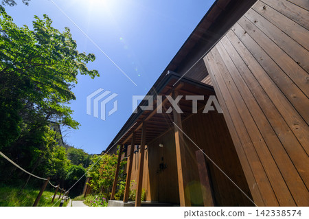 木質建築、藍天和綠地 木質建築、藍天和綠地 142338574