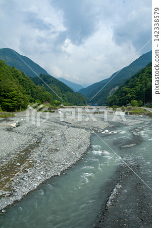 甲西奧河穿過中央構造線。 甲西奧河穿過中央構造線。 142338579