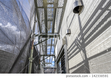 這是房屋外牆翻新完成後，一樓窗戶和排氣口的景象。 142338591