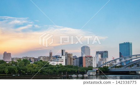 黃昏時分美麗的色彩漸層與城市景觀 黃昏時分美麗的色彩漸層與城市景觀 142338775