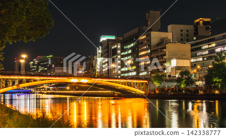 燈光璀璨的橋樑和水城的夜景。 燈光璀璨的橋樑和水城的夜景。 142338777