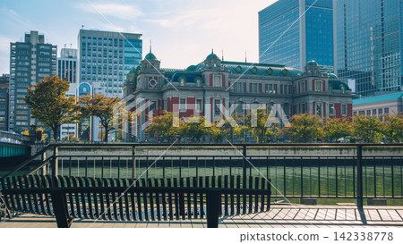 秋日晴空下的中之島公園和大阪市中央公會堂 秋日晴空下的中之島公園和大阪市中央公會堂 142338778