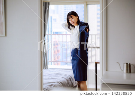 一位身穿西裝的女士正在早晨準備。 142338830