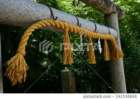 懸掛在鳥居門上的注目繩 142338848