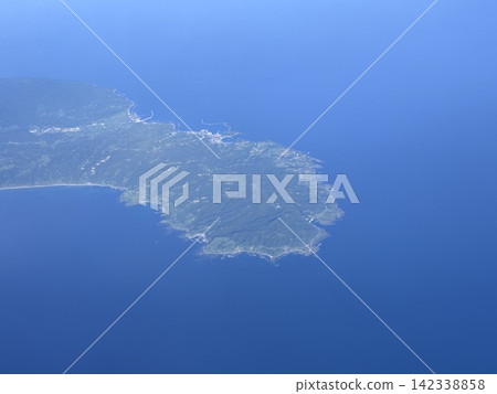 初夏時節,從北海道飛往東北方的航班,可以俯瞰日本的壯麗景色,從青森縣的達比岬到秋田縣的男鹿半島和八郎形湖。 初夏時節,從北海道飛往東北方的航班,可以俯瞰日本的壯麗景色,從青森縣的達比岬到秋田縣的男鹿半島和八郎形湖。 142338858