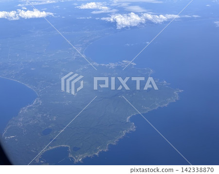 初夏時節，從北海道飛往東北方的航班，可以俯瞰日本的壯麗景色，從青森縣的達比岬到秋田縣的男鹿半島和八郎形湖。 142338870