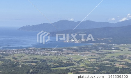 北海道夏季,從二世古全景線上的新仙沼休息站停車場步行五分鐘,即可從新仙沼自然休閒森林到達協和町。 北海道夏季,從二世古全景線上的新仙沼休息站停車場步行五分鐘,即可從新仙沼自然休閒森林到達協和町。 142339200