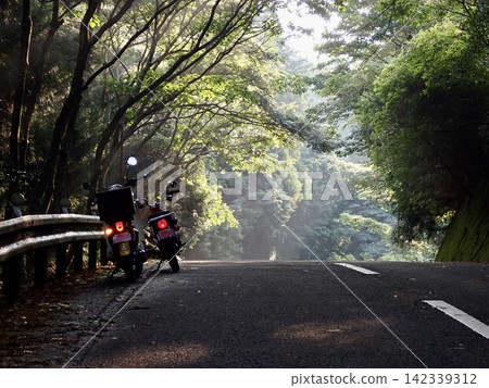 兩輛本田超級幼獸摩托車行駛在山間 兩輛本田超級幼獸摩托車行駛在山間 142339312