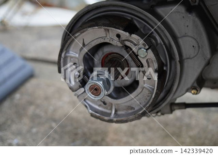 Rear drum brake shoes Rear drum brake shoes 142339420