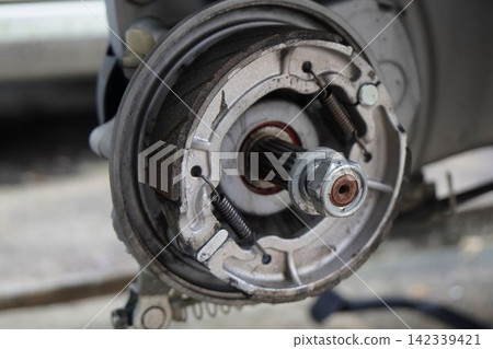 Rear drum brake shoes Rear drum brake shoes 142339421
