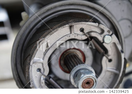 Rear drum brake shoes Rear drum brake shoes 142339425