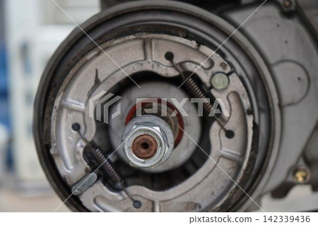 Rear drum brake shoes Rear drum brake shoes 142339436