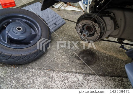 踏板車輪胎拆卸和安裝 142339471