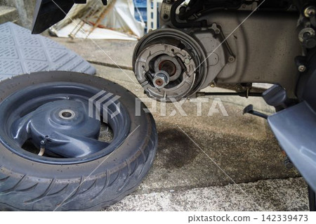 踏板車輪胎拆卸和安裝 142339473