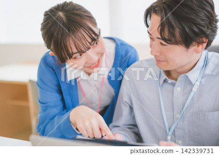 My heart races as she explains things to me from such a close distance in this office romance. My heart races as she explains things to me from such a close distance in this office romance. 142339731