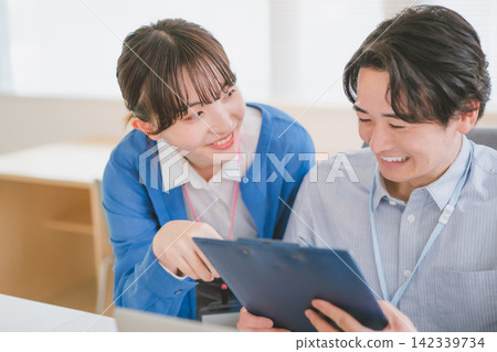 I fell in love with her as she explained things to me with documents in her hand. Office romance. I fell in love with her as she explained things to me with documents in her hand. Office romance. 142339734
