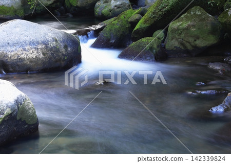 山谷中的水流 142339824