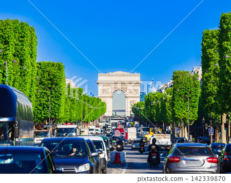 A morning in Paris: Champs-Élysées and the Arc de Triomphe (partially soft focus) 142339870