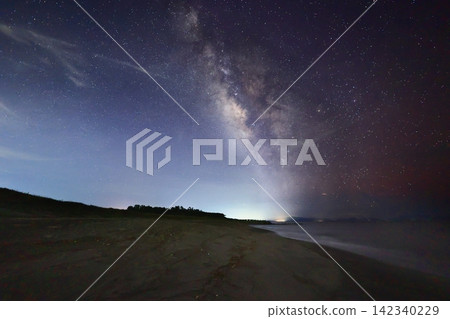 The Milky Way viewed from the coast The Milky Way viewed from the coast 142340229