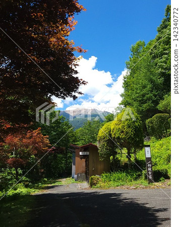在一片綠色的背景下,神聖的山 在一片綠色的背景下,神聖的山 142340772