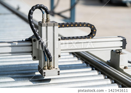 Automated industrial conveyor system with pneumatic actuator and cable chain Automated industrial conveyor system with pneumatic actuator and cable chain 142341611