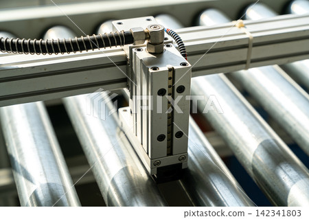 Industrial conveyor system with pneumatic actuator and roller track Industrial conveyor system with pneumatic actuator and roller track 142341803