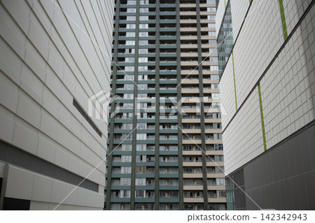兩側林立的現代高層公寓和建築,營造出幾何對稱的城市景觀。 兩側林立的現代高層公寓和建築,營造出幾何對稱的城市景觀。 142342943