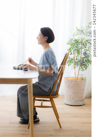 一位女士正在吃蕎麥麵 一位女士正在吃蕎麥麵 142345677