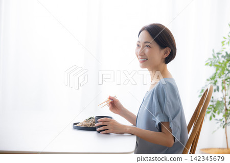 一位女士正在吃蕎麥麵 一位女士正在吃蕎麥麵 142345679