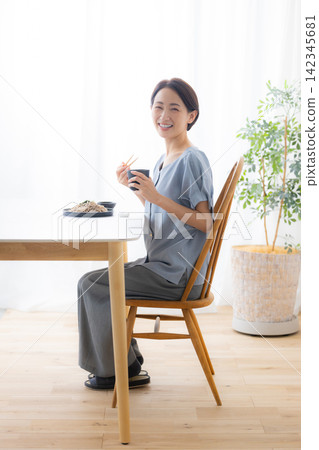 一位女士正在吃蕎麥麵 一位女士正在吃蕎麥麵 142345681